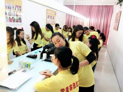 海南红瑞 美业年度最爱学习企业，美容职业培训学校的典范